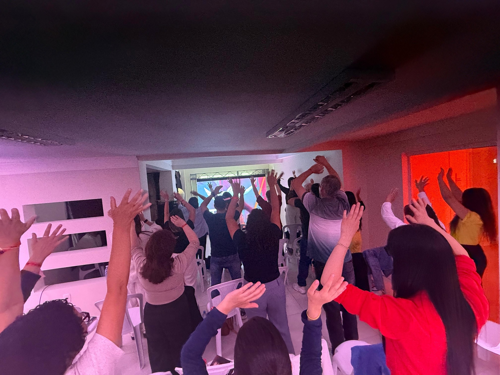 Vivência com público de mãos levantadas